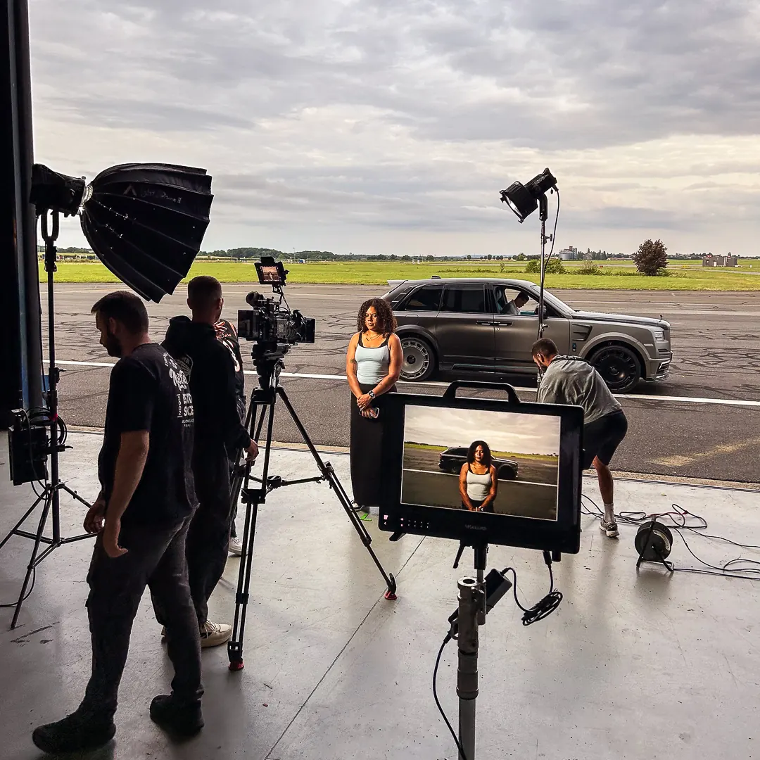 Sur un tournage en extérieur : l’équipe autour de la caméra et du moniteur de retour
